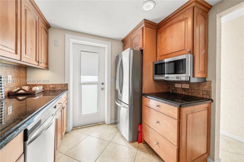 Condo in Pompano Beach, Florida, 2 bedrooms  № 1948144 - photo 8