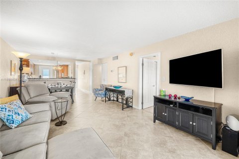 Condo in Pompano Beach, Florida, 2 bedrooms  № 1948144 - photo 13