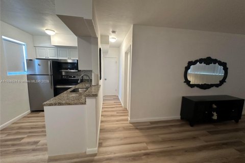 Apartment in North Miami, Florida 1 bedroom, 76.18 sq.m. № 1726377 - photo 9