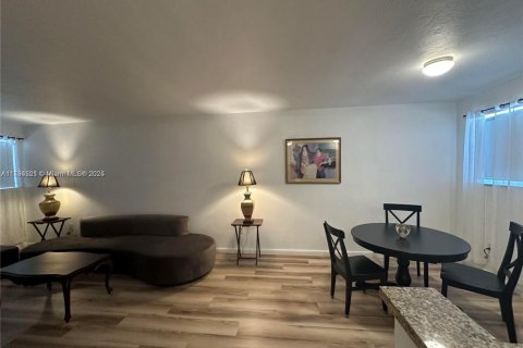 Apartment in North Miami, Florida 1 bedroom, 76.18 sq.m. № 1726377 - photo 1