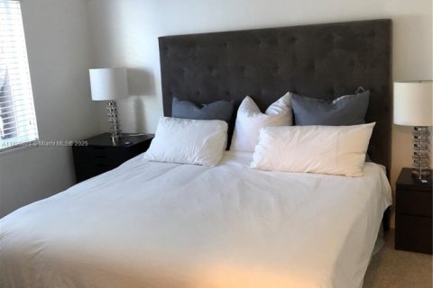 House in Miami, Florida 2 bedrooms, 157 sq.m. № 2035611 - photo 11