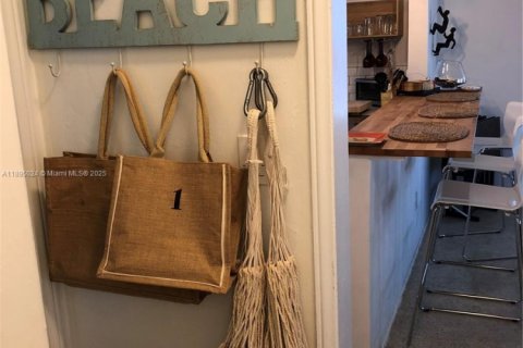 House in Miami, Florida 2 bedrooms, 157 sq.m. № 2035611 - photo 14