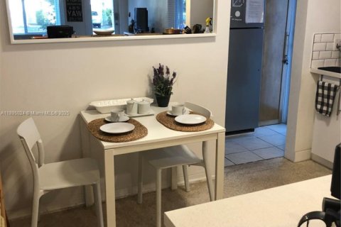 House in Miami, Florida 2 bedrooms, 157 sq.m. № 2035611 - photo 10