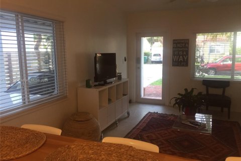 House in Miami, Florida 2 bedrooms, 157 sq.m. № 2035611 - photo 18