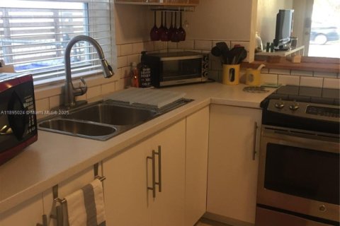 House in Miami, Florida 2 bedrooms, 157 sq.m. № 2035611 - photo 9