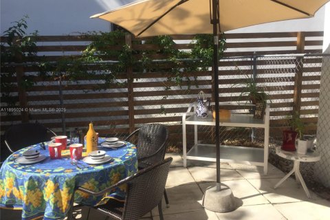 House in Miami, Florida 2 bedrooms, 157 sq.m. № 2035611 - photo 24