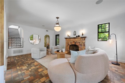 Villa ou maison à vendre à Miami, Floride: 4 chambres, 248.23 m2 № 1633522 - photo 10