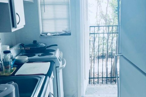 Condo in Miami Beach, Florida  № 1986360 - photo 5