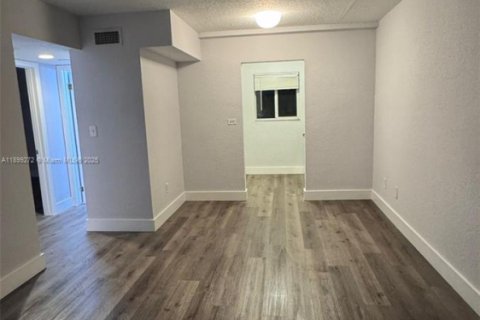 Condo in Miami, Florida, 2 bedrooms № 1951195 - photo 4