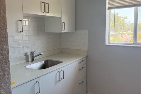 Condo in Miami, Florida, 2 bedrooms № 1951195 - photo 2