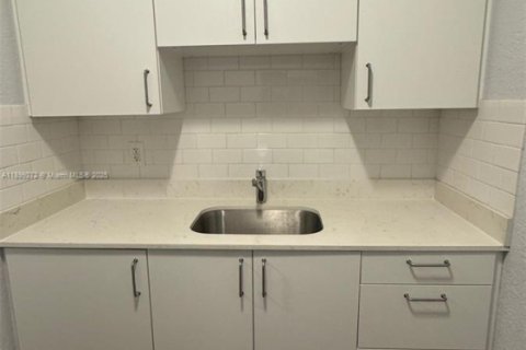 Condo in Miami, Florida, 2 bedrooms № 1951195 - photo 1