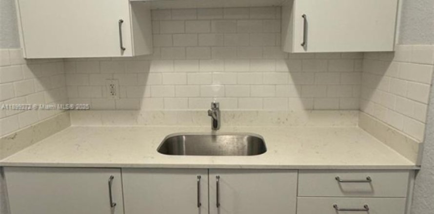 Condo in Miami, Florida, 2 bedrooms № 1951195