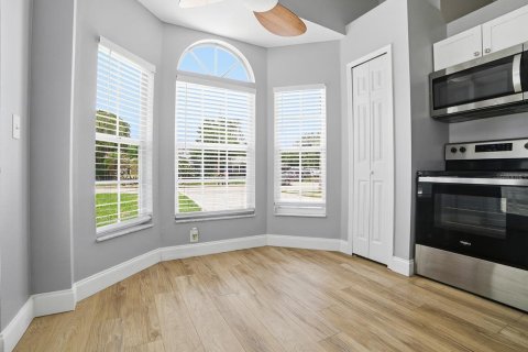 House in Orlando, Florida 3 bedrooms, 103.31 sq.m. № 2198920 - photo 10