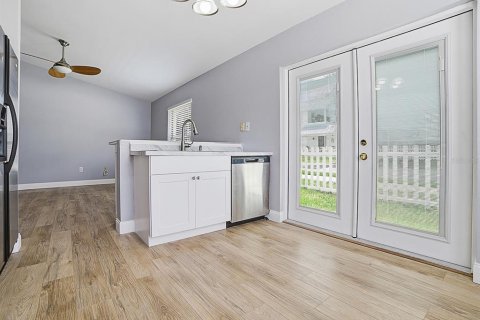House in Orlando, Florida 3 bedrooms, 103.31 sq.m. № 2198920 - photo 9