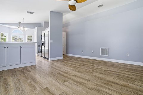 House in Orlando, Florida 3 bedrooms, 103.31 sq.m. № 2198920 - photo 7