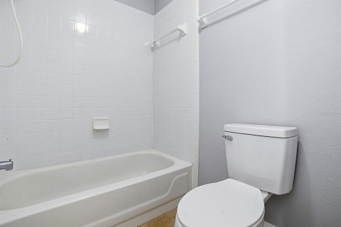 House in Orlando, Florida 3 bedrooms, 103.31 sq.m. № 2198920 - photo 18
