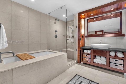 Condo in Miami Beach, Florida, 1 bedroom  № 2035422 - photo 16