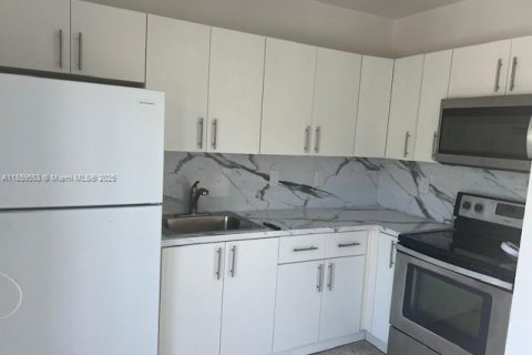 Apartamento en alquiler en Miami, Florida, 1 dormitorio, 530.66 m2 № 1888109 - foto 3