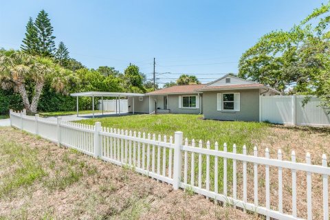 House in Dunedin, Florida 4 bedrooms, 129.6 sq.m. № 2232232 - photo 4