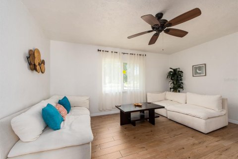 House in Dunedin, Florida 4 bedrooms, 129.6 sq.m. № 2232232 - photo 10