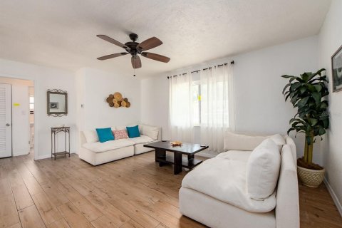 House in Dunedin, Florida 4 bedrooms, 129.6 sq.m. № 2232232 - photo 8