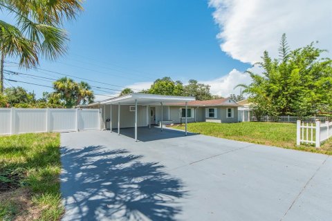 House in Dunedin, Florida 4 bedrooms, 129.6 sq.m. № 2232232