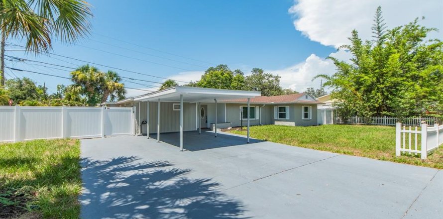 House in Dunedin, Florida 4 bedrooms, 129.6 sq.m. № 2232232