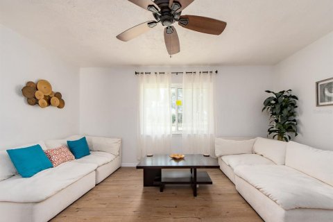 House in Dunedin, Florida 4 bedrooms, 129.6 sq.m. № 2232232 - photo 9