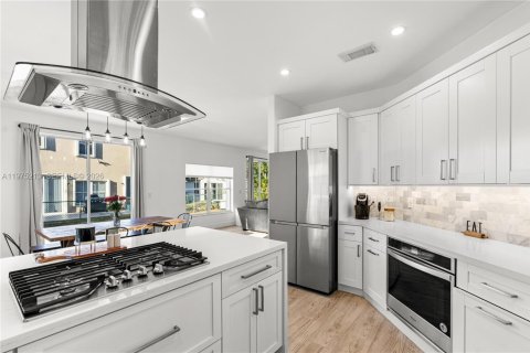 Villa ou maison à vendre à Pembroke Pines, Floride: 3 chambres, 191.1 m2 № 2036204 - photo 2