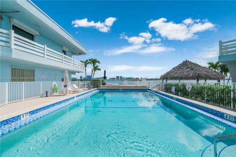 Condominio en venta en North Miami, Florida, 1 dormitorio, 57.6 m2 № 1934532 - foto 26