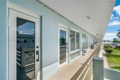 Condominio en venta en North Miami, Florida, 1 dormitorio, 57.6 m2 № 1934532 - foto 6