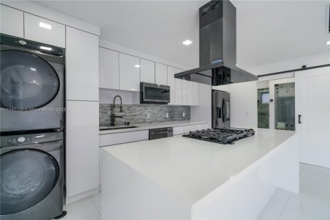 Condominio en venta en North Miami, Florida, 1 dormitorio, 57.6 m2 № 1934532 - foto 9