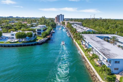 Condominio en venta en North Miami, Florida, 1 dormitorio, 57.6 m2 № 1934532 - foto 3