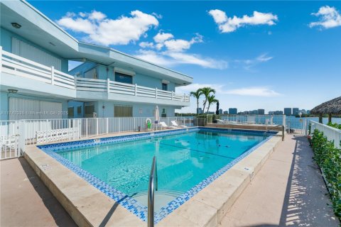 Condominio en venta en North Miami, Florida, 1 dormitorio, 57.6 m2 № 1934532 - foto 28