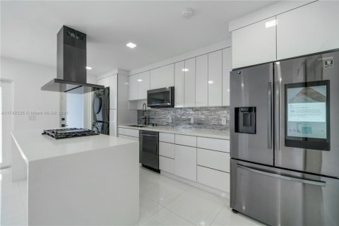 Condominio en venta en North Miami, Florida, 1 dormitorio, 57.6 m2 № 1934532 - foto 12