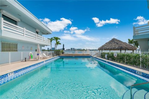 Condominio en venta en North Miami, Florida, 1 dormitorio, 57.6 m2 № 1934532 - foto 27