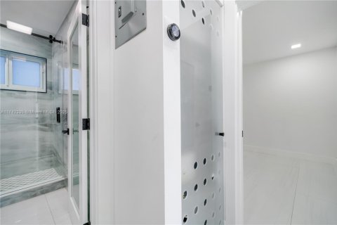 Condominio en venta en North Miami, Florida, 1 dormitorio, 57.6 m2 № 1934532 - foto 19