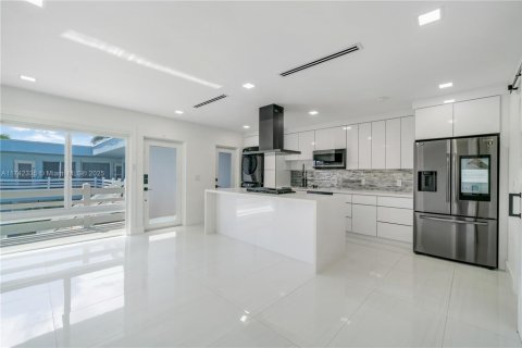 Condominio en venta en North Miami, Florida, 1 dormitorio, 57.6 m2 № 1934532 - foto 7