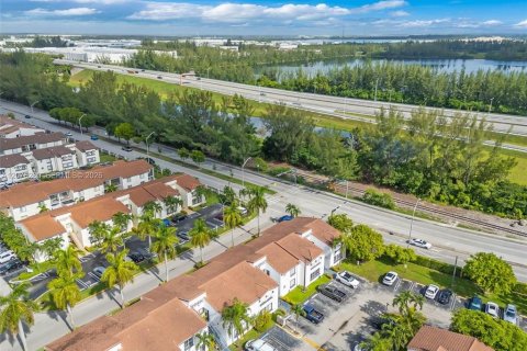 Copropriété à vendre à Miami, Floride: 2 chambres, 90.12 m2 № 2338958 - photo 28