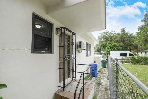 Immobilier commercial à vendre à Miami, Floride: 144 m2 № 2079046 - photo 30