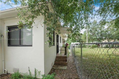 Immobilier commercial à vendre à Miami, Floride: 144 m2 № 2079046 - photo 28