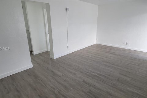 Apartamento en alquiler en Miami, Florida, 2 dormitorios, 78.97 m2 № 2153165 - foto 3