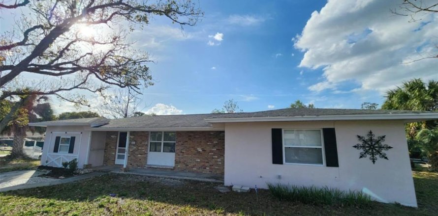 Villa ou maison à Spring Hill, Floride 4 chambres, 109.25 m2 № 1718513