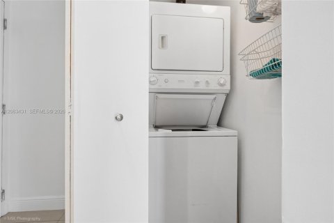 Copropriété à louer à Miami, Floride: 2 chambres, 105.35 m2 № 2281880 - photo 12