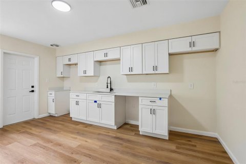 House in Tampa, Florida 2 bedrooms, 80.27 sq.m. № 2232395 - photo 2