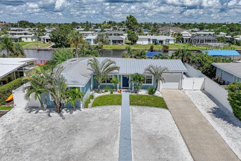 Casa en venta en Port Charlotte, Florida, 3 dormitorios, 137.96 m2 № 1899184 - foto 1