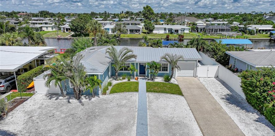 Casa en Port Charlotte, Florida 3 dormitorios, 137.96 m2 № 1899184