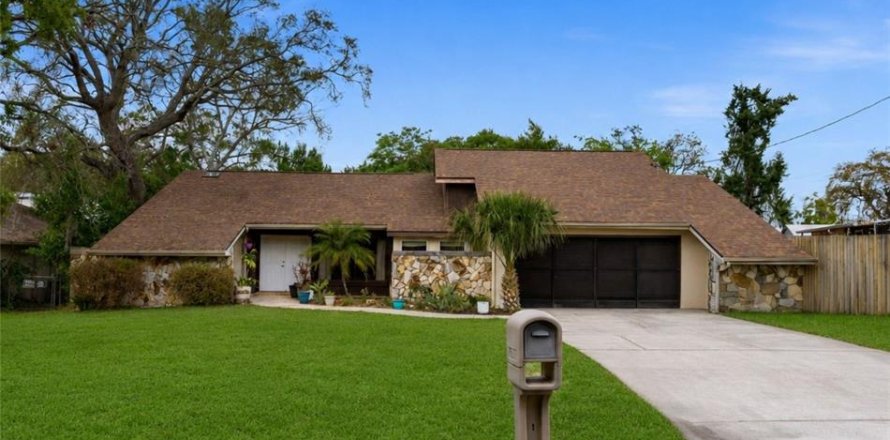 Casa en Spring Hill, Florida 3 dormitorios, 157.93 m2 № 2142768