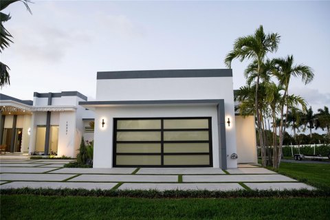 Casa en venta en Miami, Florida, 5 dormitorios, 334.45 m2 № 2045273 - foto 3