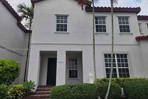 Townhouse in Miami, Florida 4 bedrooms, 174.28 sq.m. № 1997432 - photo 2